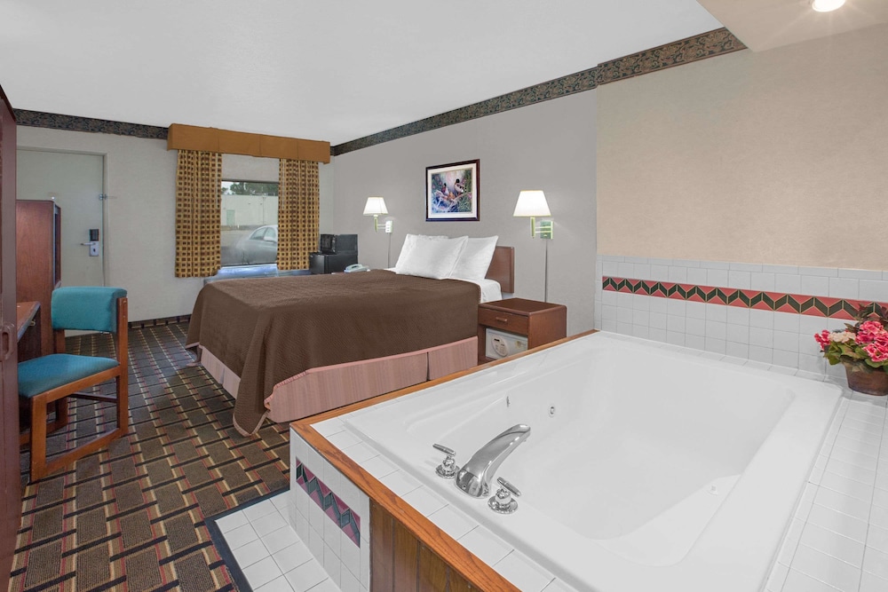 Quality Inn Grand Rapids Near Downtown 14/27