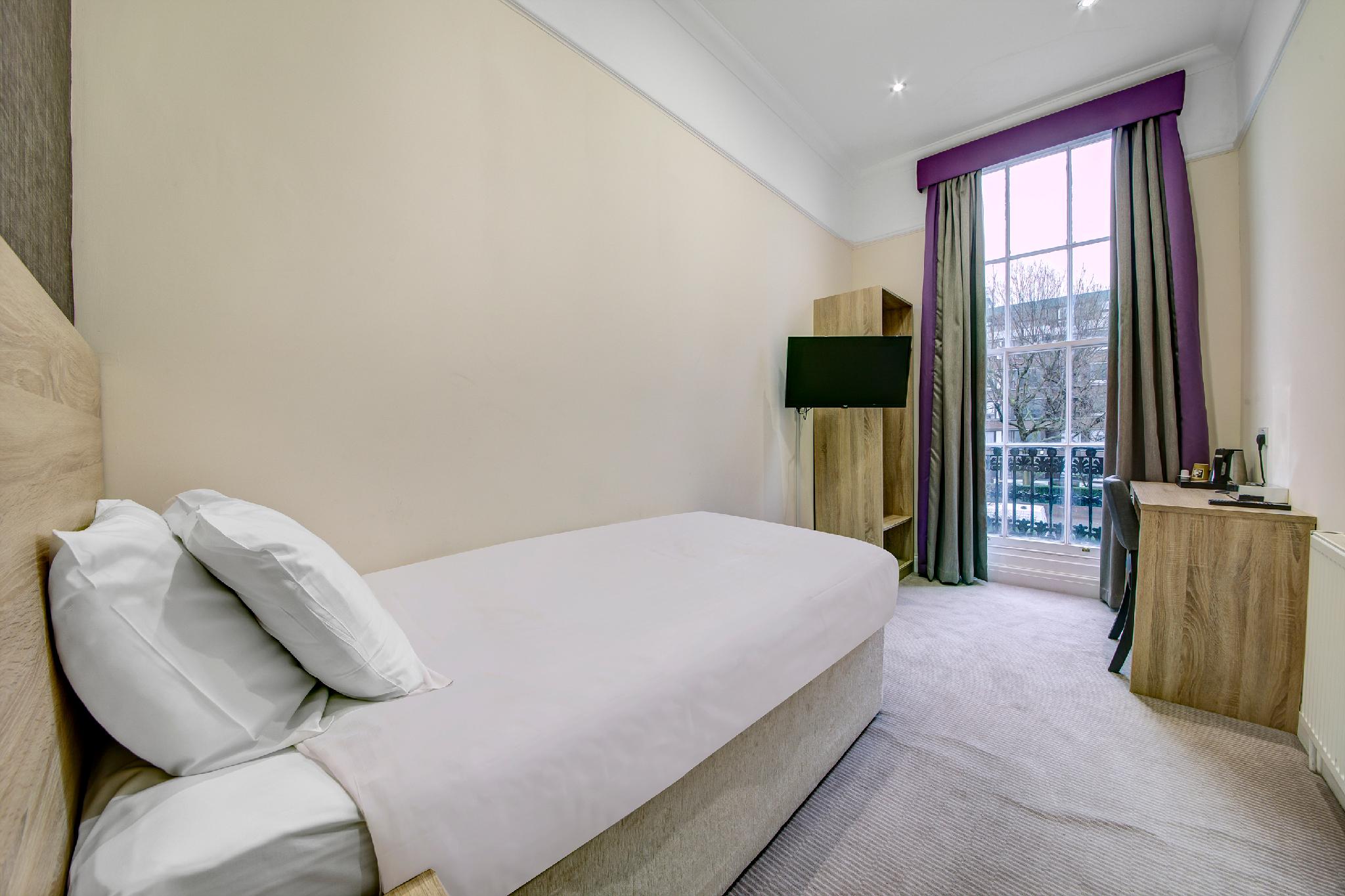 Single Room with Bathroom Outside of Room
