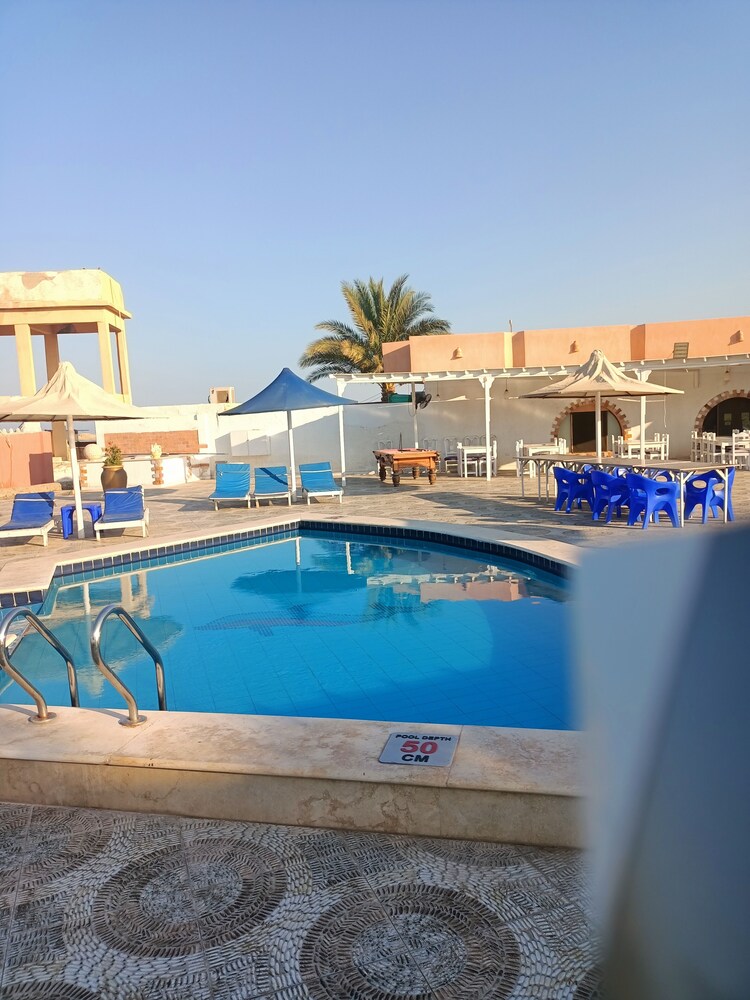 Dolphin Continental Hotel 47/59