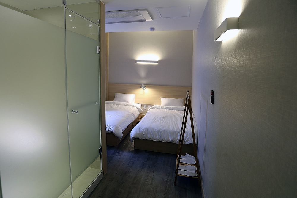 Hotel 8 Hours 7/22