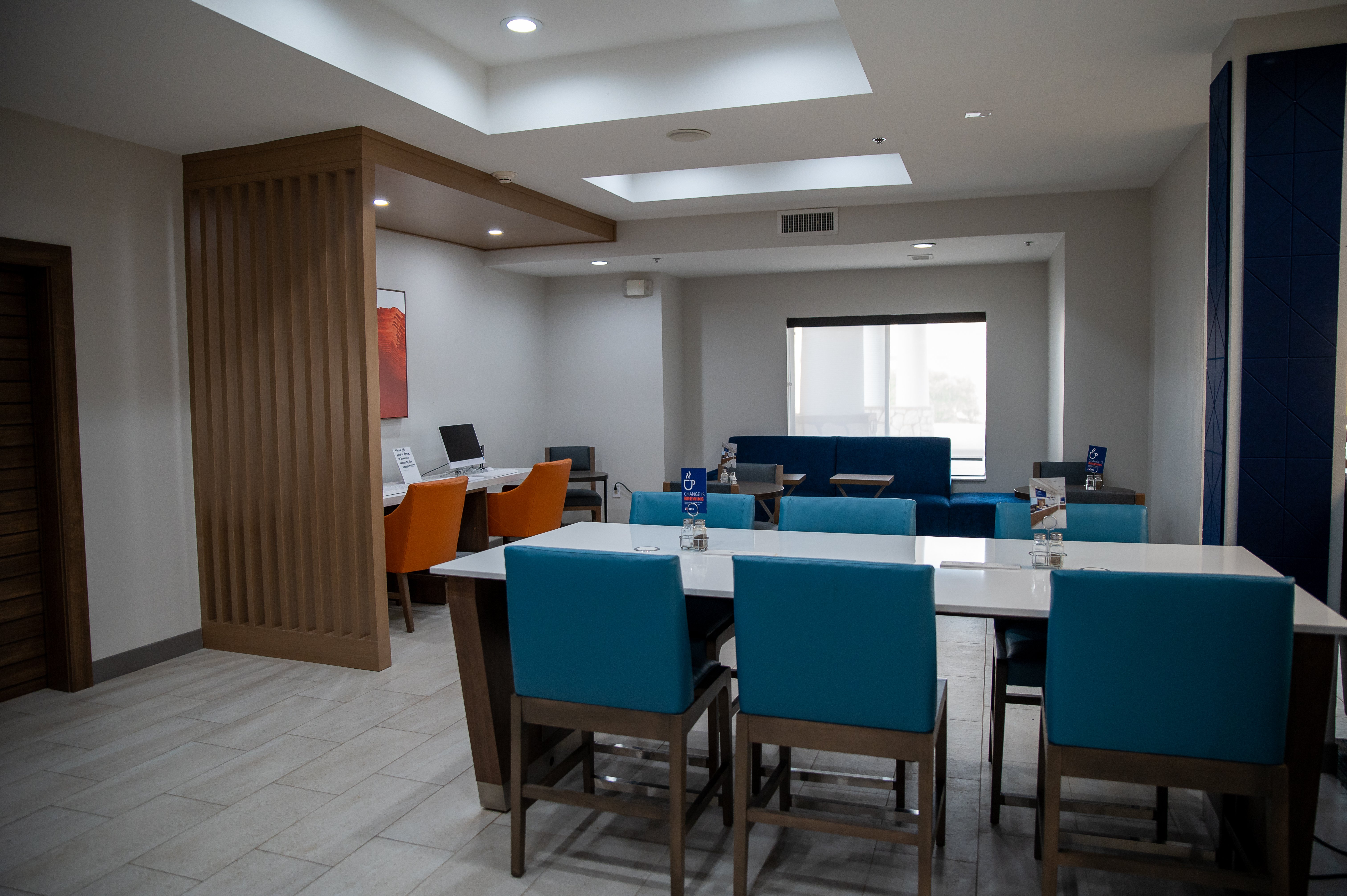 Holiday Inn Express Hotel And Suites Center Tx 66/76