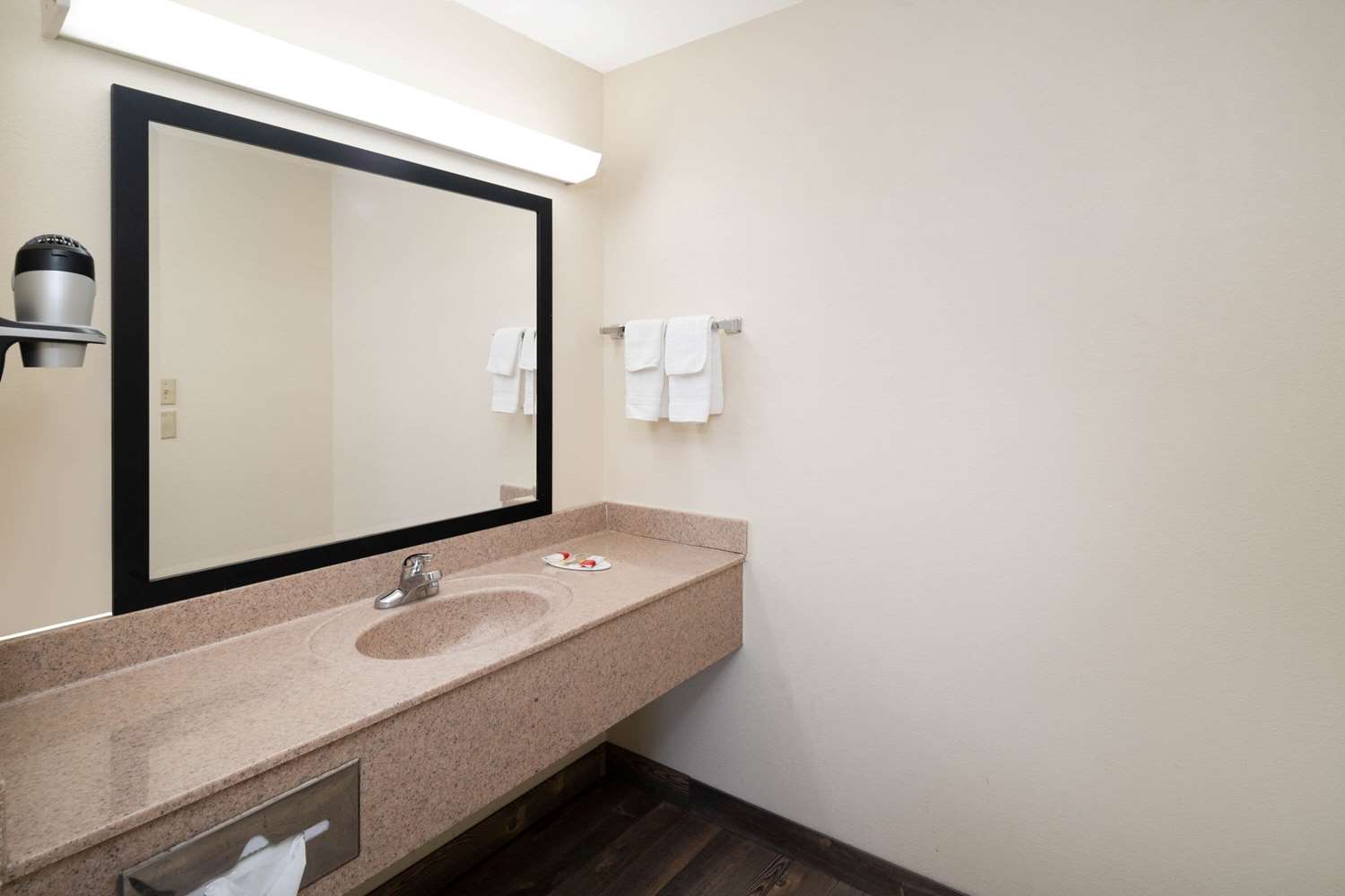 Super 8 by Wyndham Cleveland TN 36/36