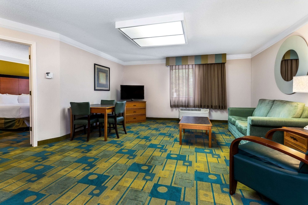 La Quinta Inn & Suites by Wyndham St. Pete-Clearwater Airpt 42/51