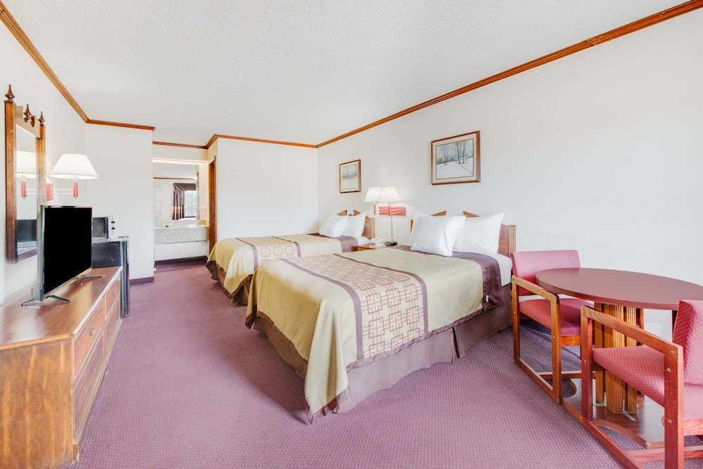 Days Inn by Wyndham Monett 14/25