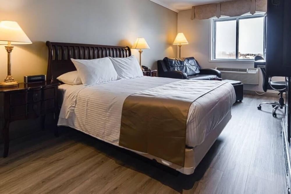 Classic, Queen Bed, Sofa, St Christophe Hotel Spa Ascend Hotel Collection 2/4
