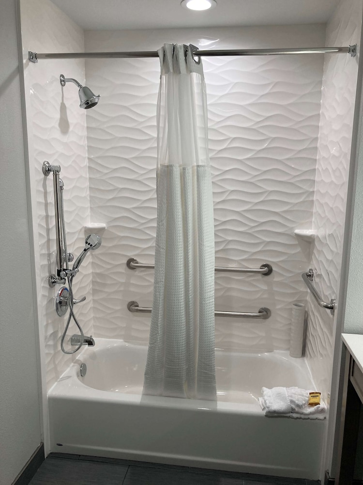 Best Western Plus Mid County 13/31