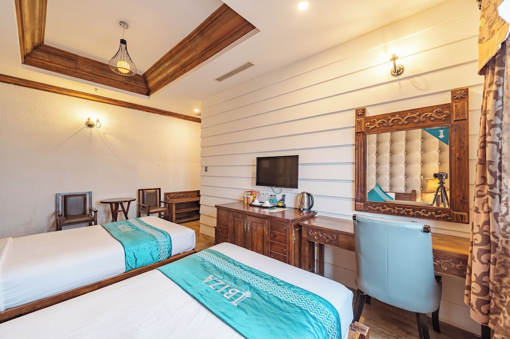 DELUXE, TWIN BEDS, PARTIAL RIVER VIEW