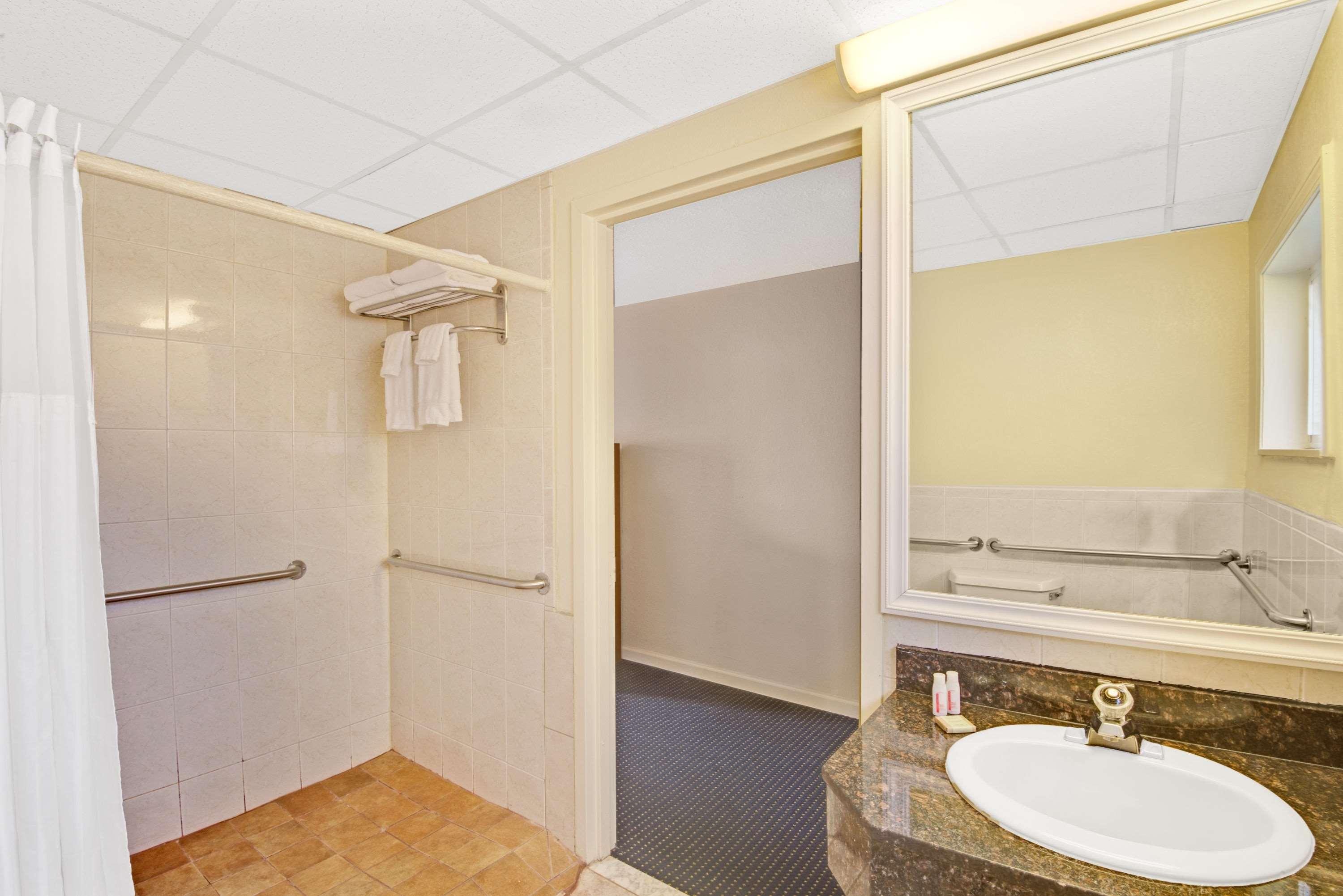 Super 8 By Wyndham Milford/New Haven 26/27