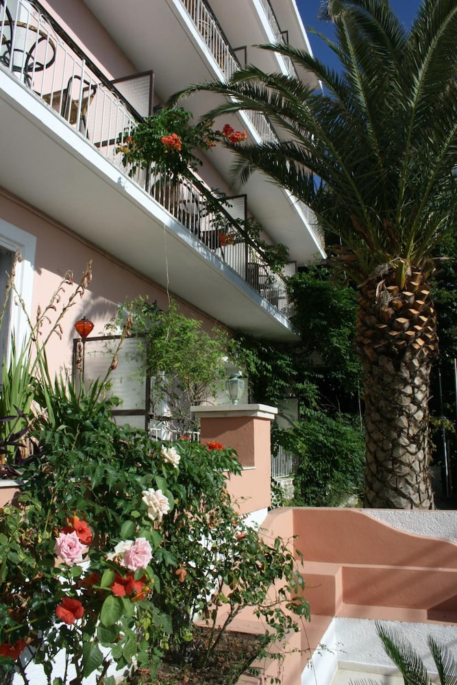 Aegli Hotel 8/64
