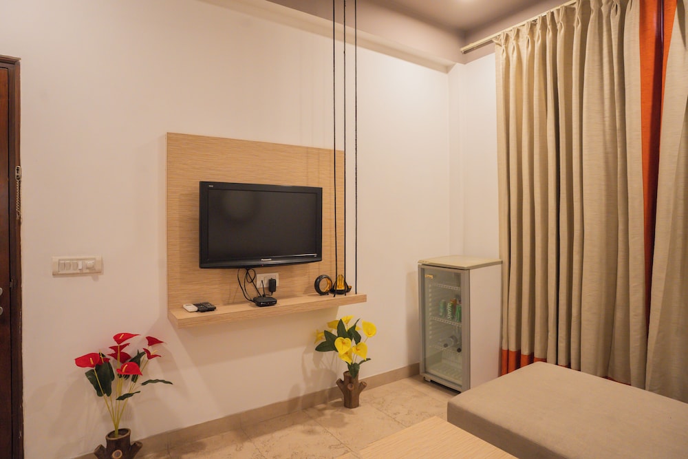 Ahuja Residency Parklane 34/50