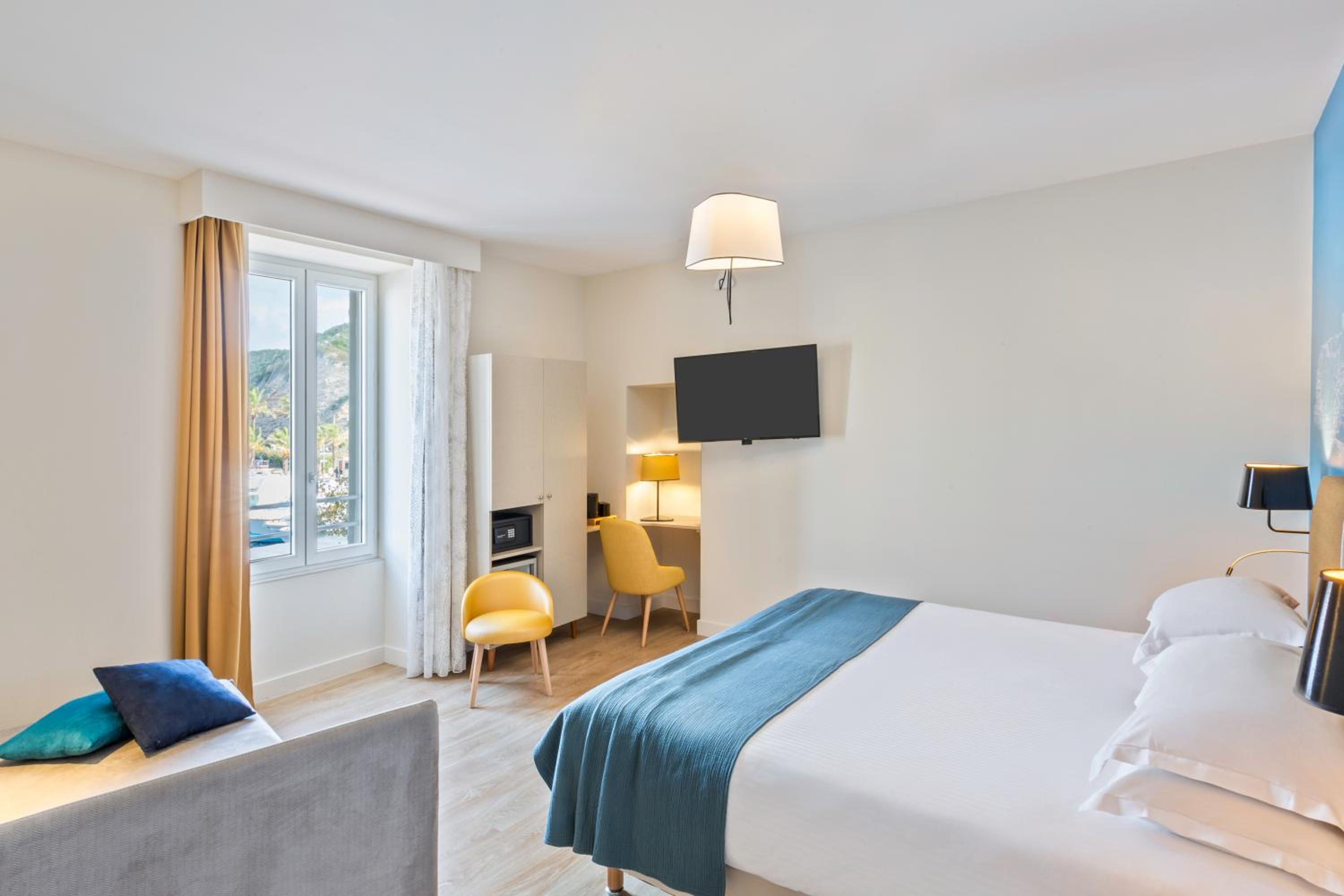 غرفة سوبيريور بسرير مزدوج بإطلالة على المرفأ، Best Western Hotel Du Roy D'aragon 2/9