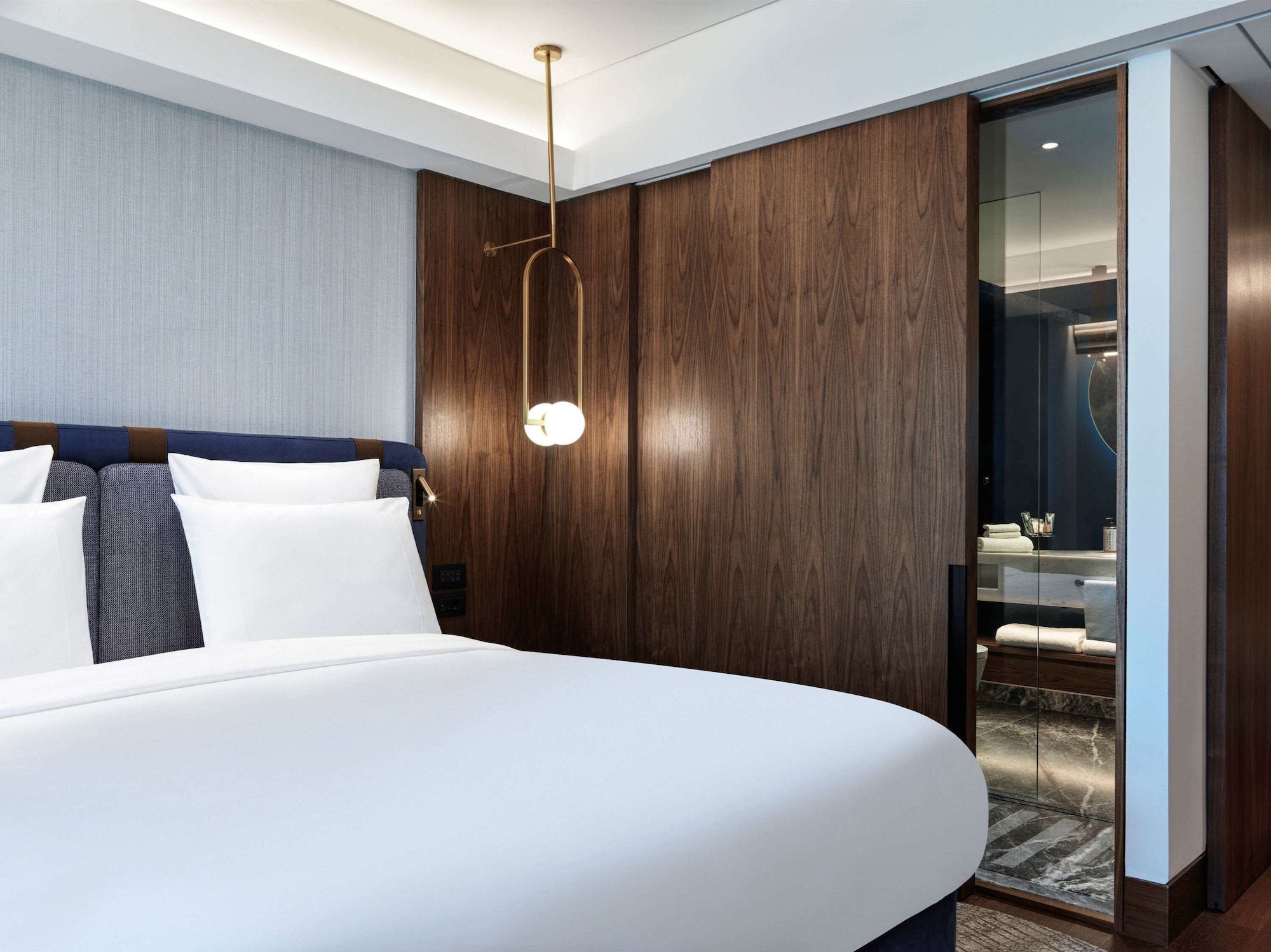 CLASSIC, QUEEN BED