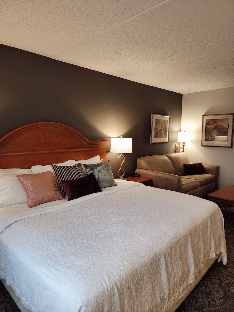 PREMIER, KING BED, SOFA