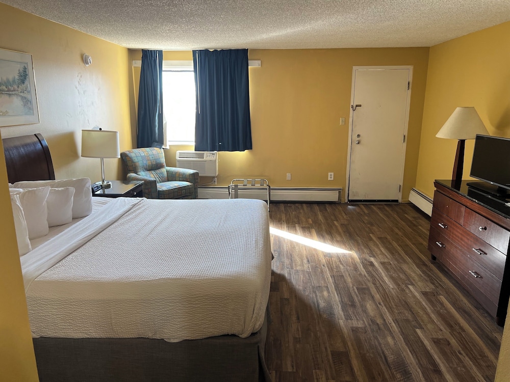 غرفة قياسية بسرير كينج بمطبخ صغير