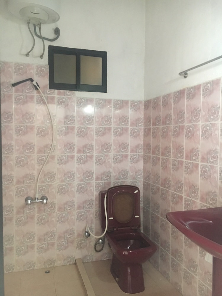 Majestic Tourist Hotel 45/49