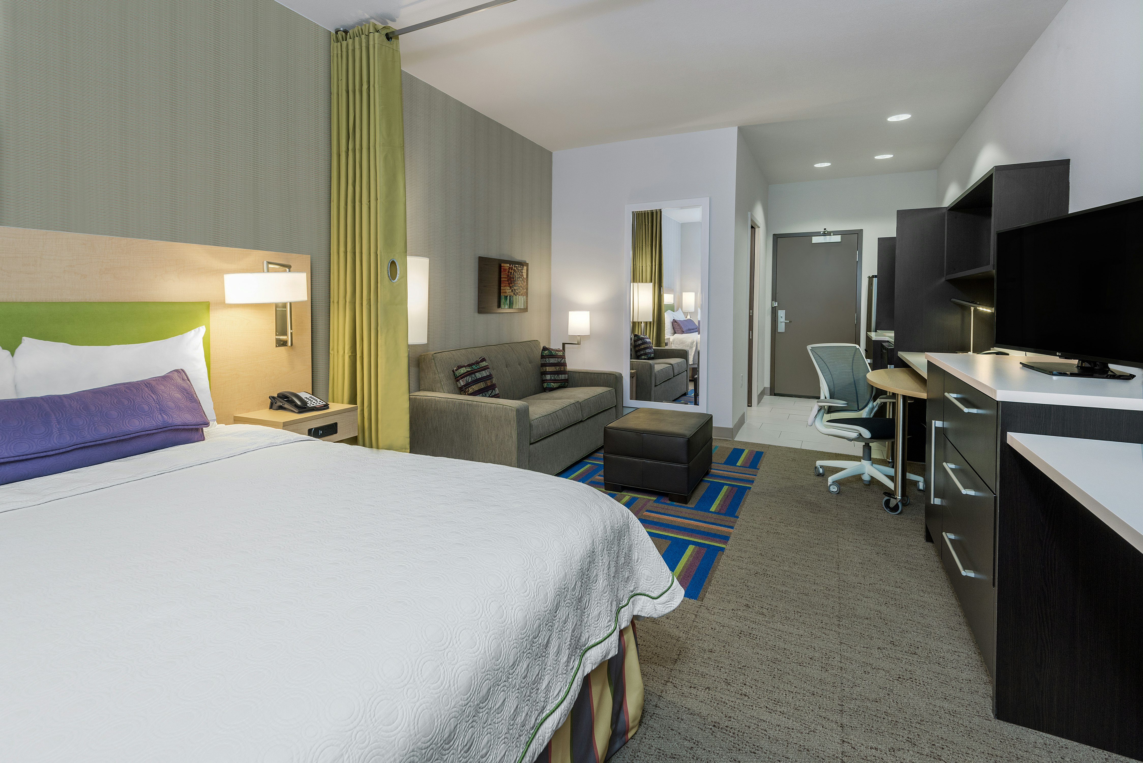 STUDIO, QUEEN BED