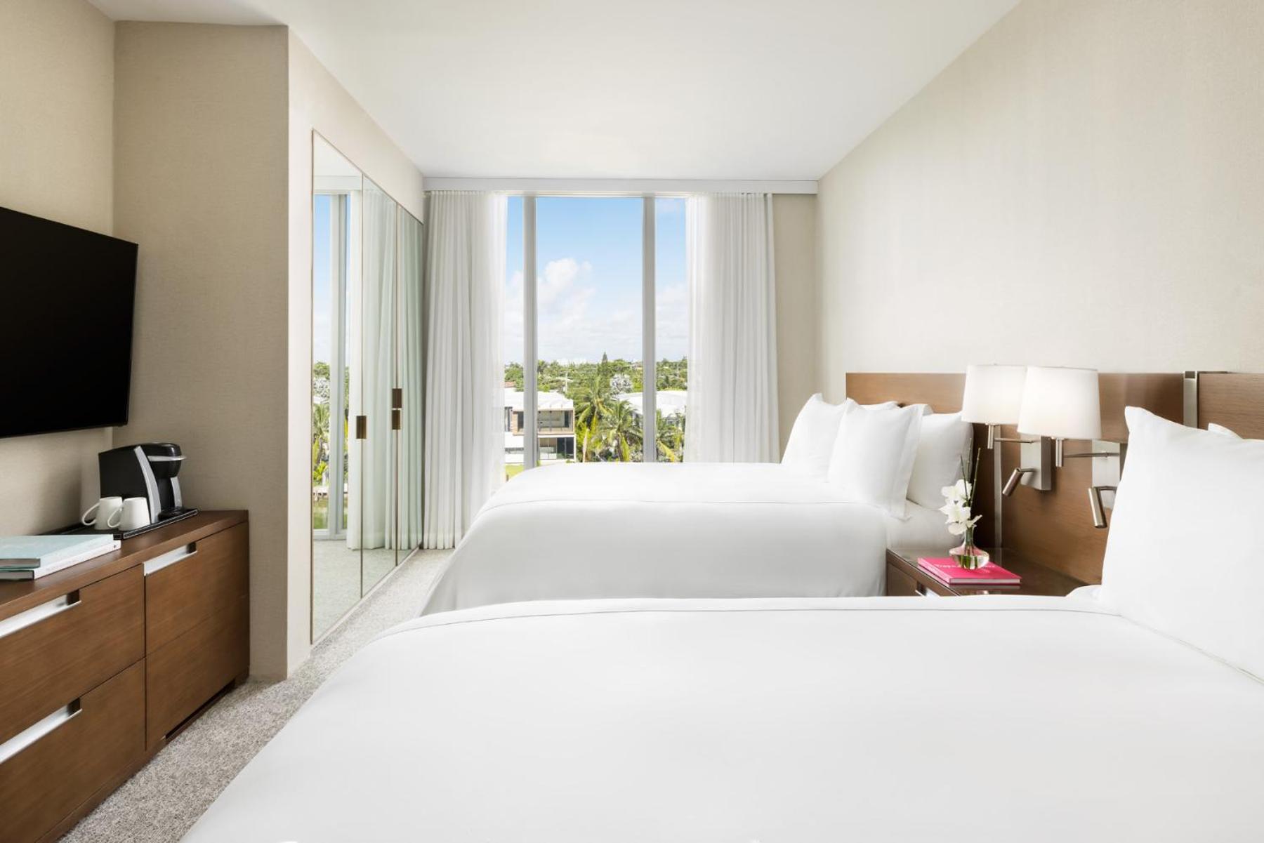 Deluxe, 2 Queen Beds, Partial Water View, Balcony