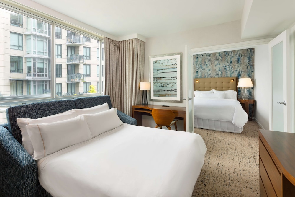 1 Queen City View 2 Room Suite