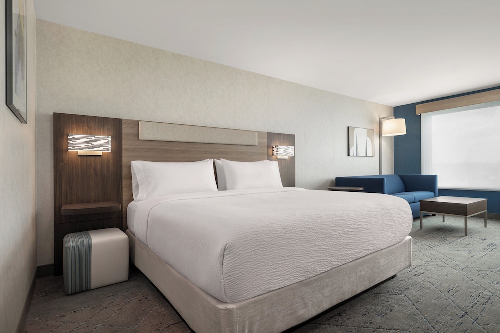 غرفة بريميوم بسرير كوين، Holiday Inn Express & Suites Overland Park South 2/4