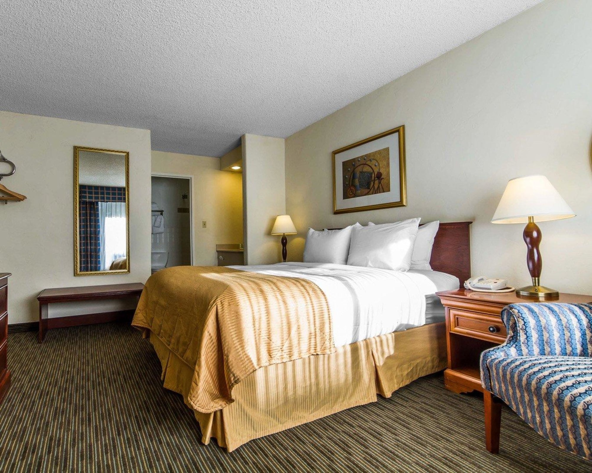Exterior, Queen Bed