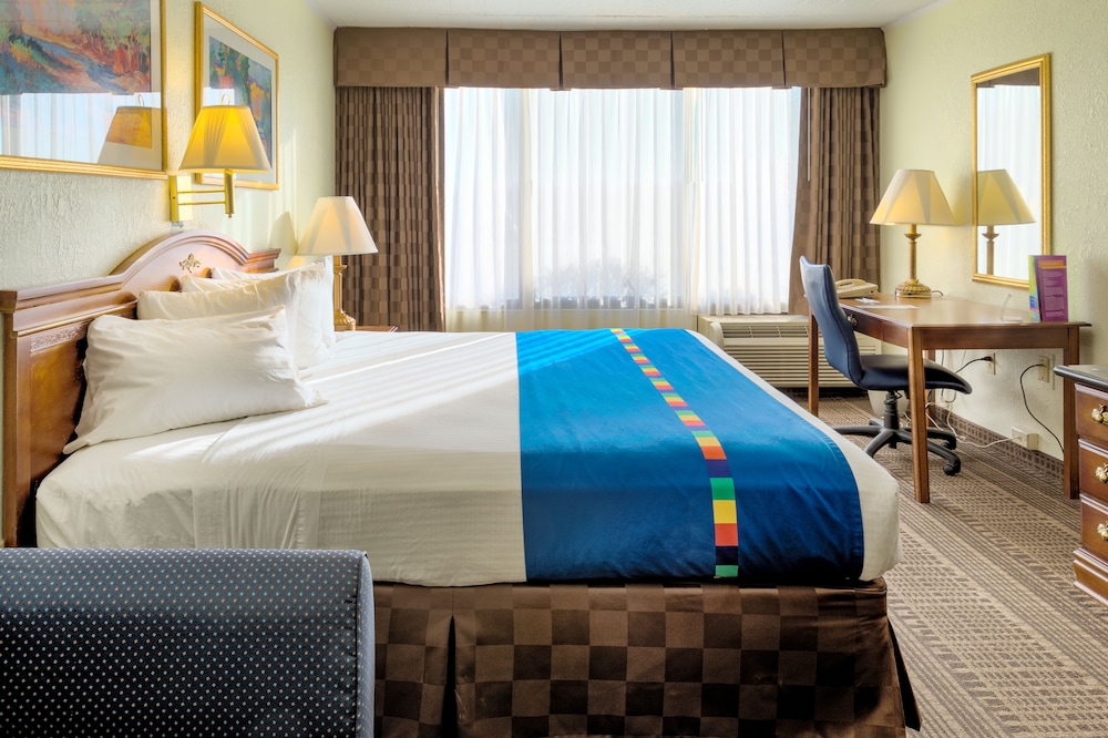 غرفة بريميوم بسرير كينج، Park Inn by Radisson Sharon, PA 2/2