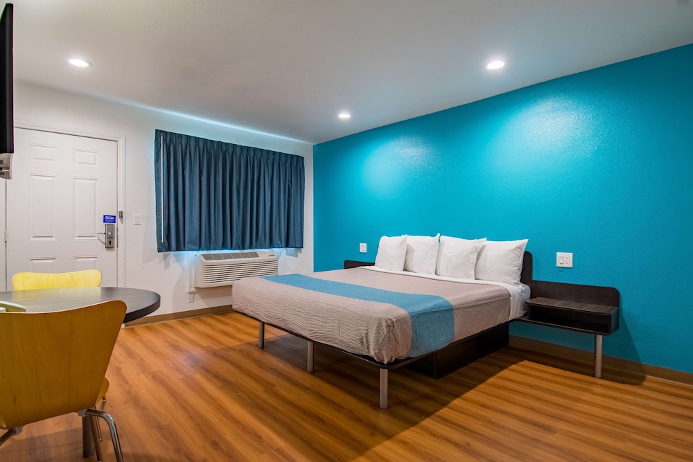 Motel6 San Bernardino, CA - Downtown 26/56