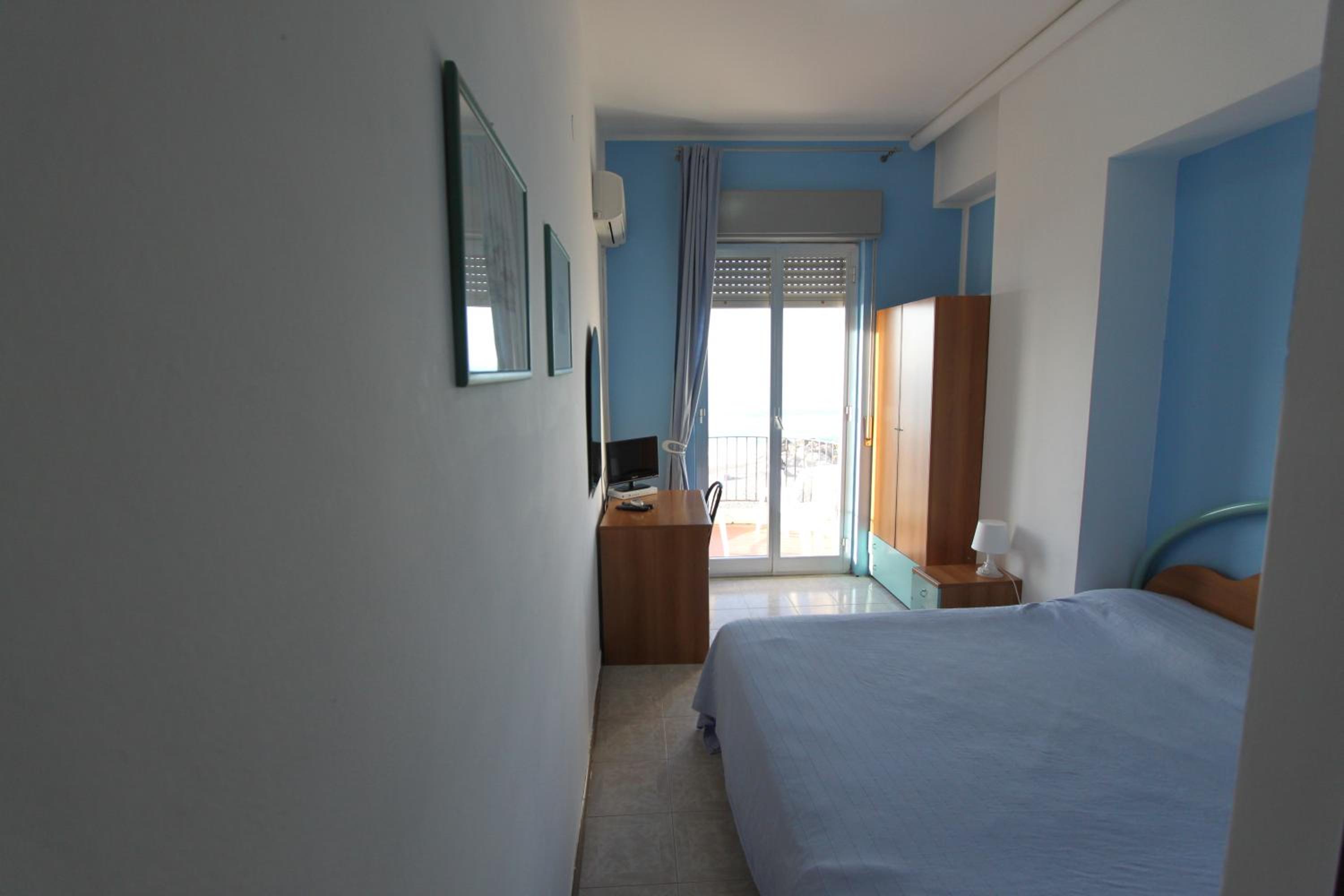 غرفة بسرير مزدوج بإطلالة على البحر بشرفة، Hotel La Scogliera 8/10