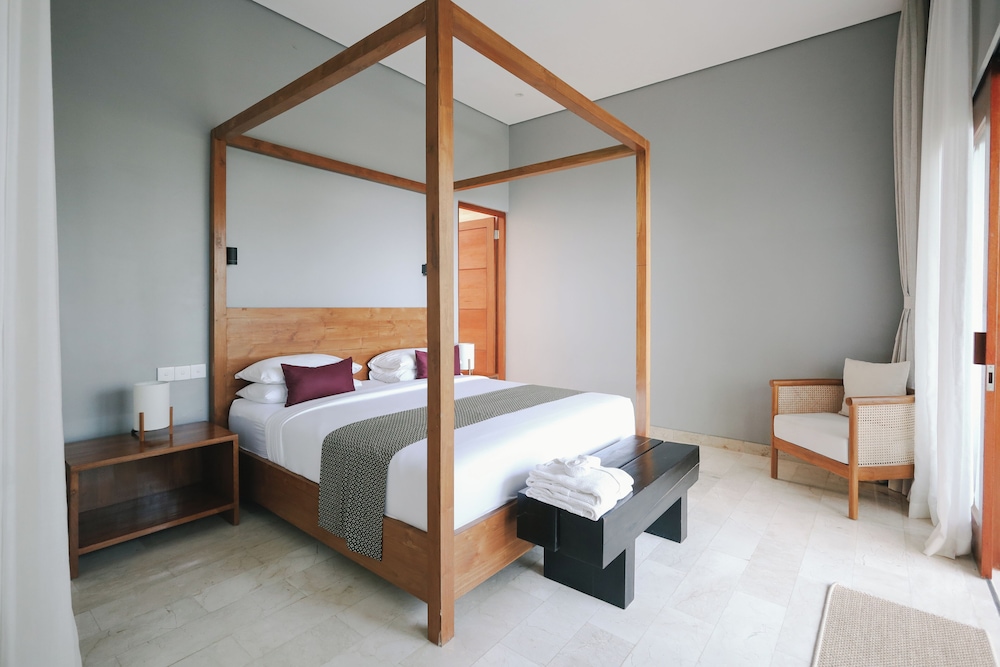 غرفة متصلة بسريرين مزدوجين بإطلالة على الحديقة