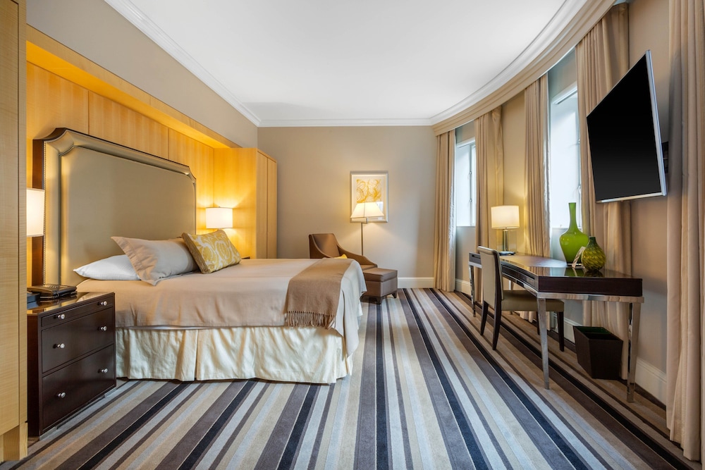 OMNI BERKSHIRE PLACE 11/62