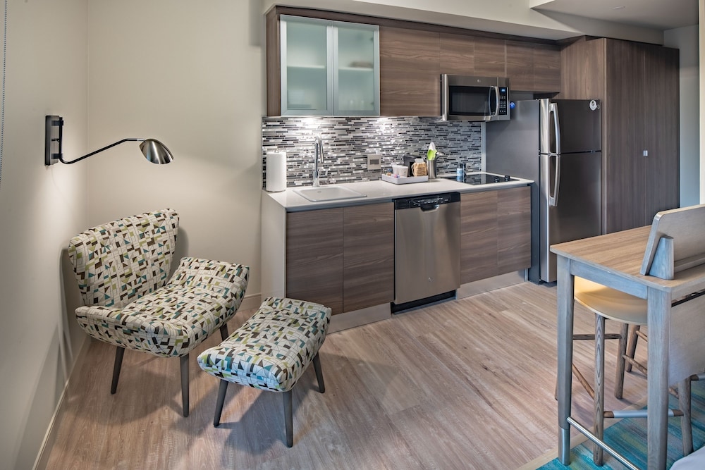 Element Dallas Downtown East 50/76
