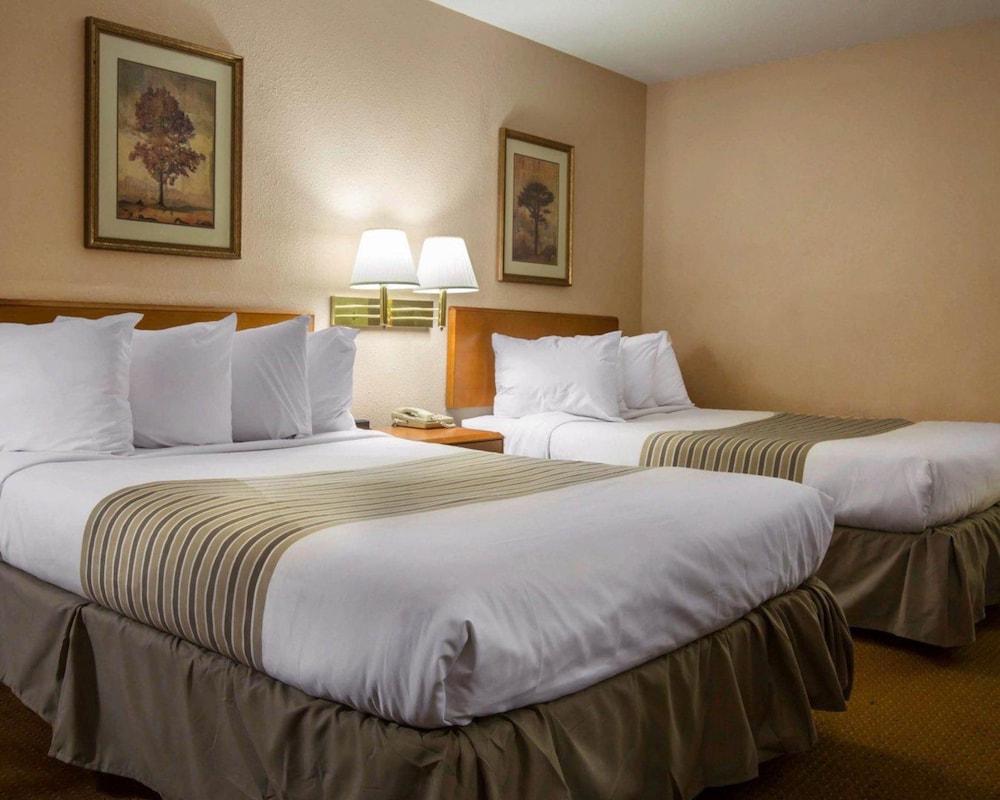 Econo Lodge Inn & Suites at Fort Moore 9/31