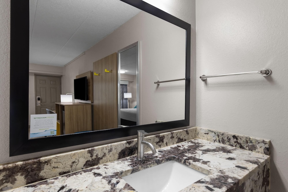 Days Inn by Wyndham Charleston WV 31/33