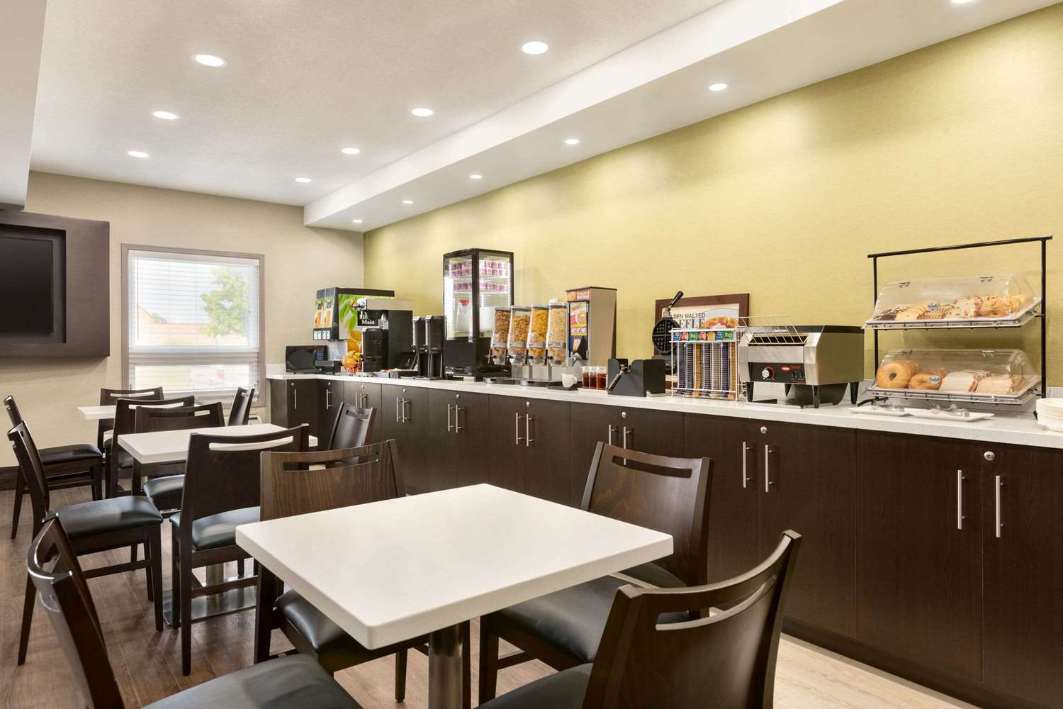 Super 8 by Wyndham Ajax/Toronto On 35/47