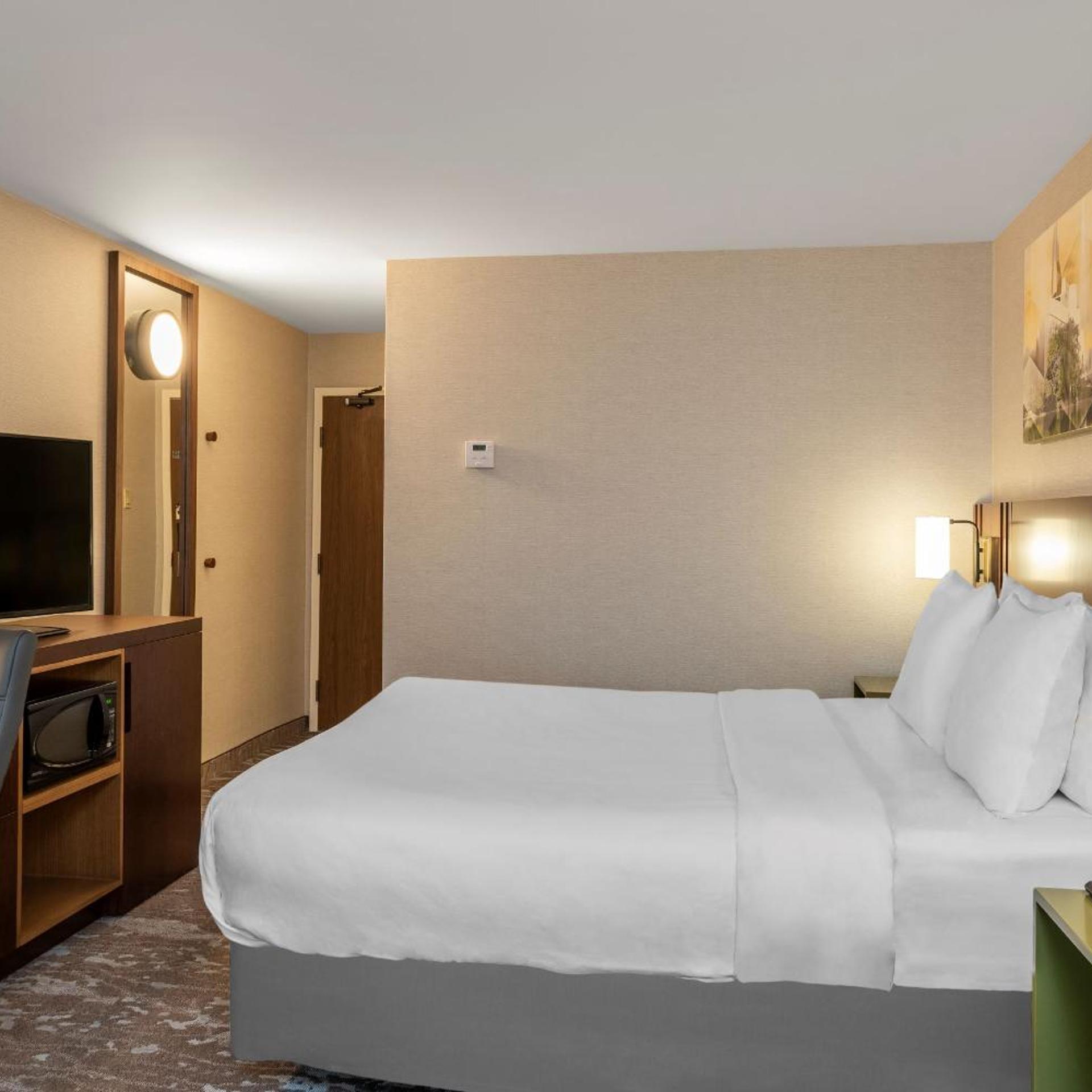 غرفة ثلاثية مع أريكة في طابق مرتفع، Comfort Inn Kenora, ON 4/6