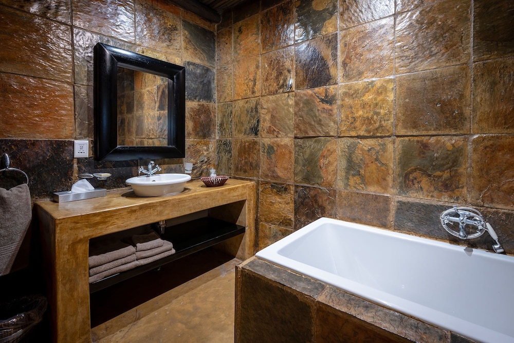 Shiduli Private Game Lodge 70/71