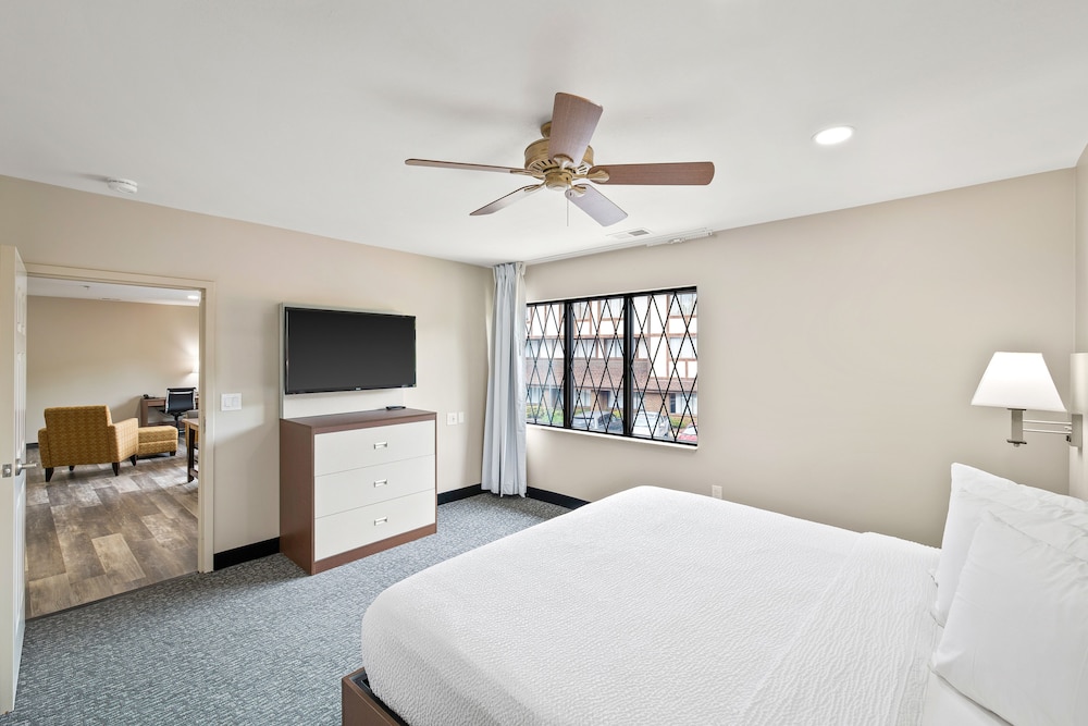 1 BEDROOM, FAMILY SUITE, KITCHEN