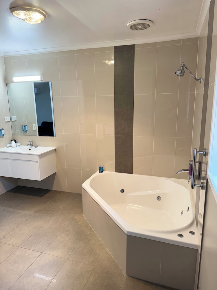 Blue Whale Motor Inn and Apartments 55/55