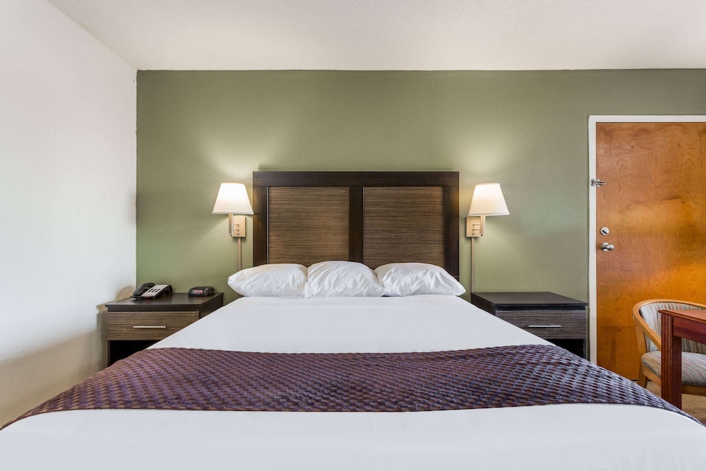 Days Inn Suites By Wyndham Rocky Mount Golden East 15/56