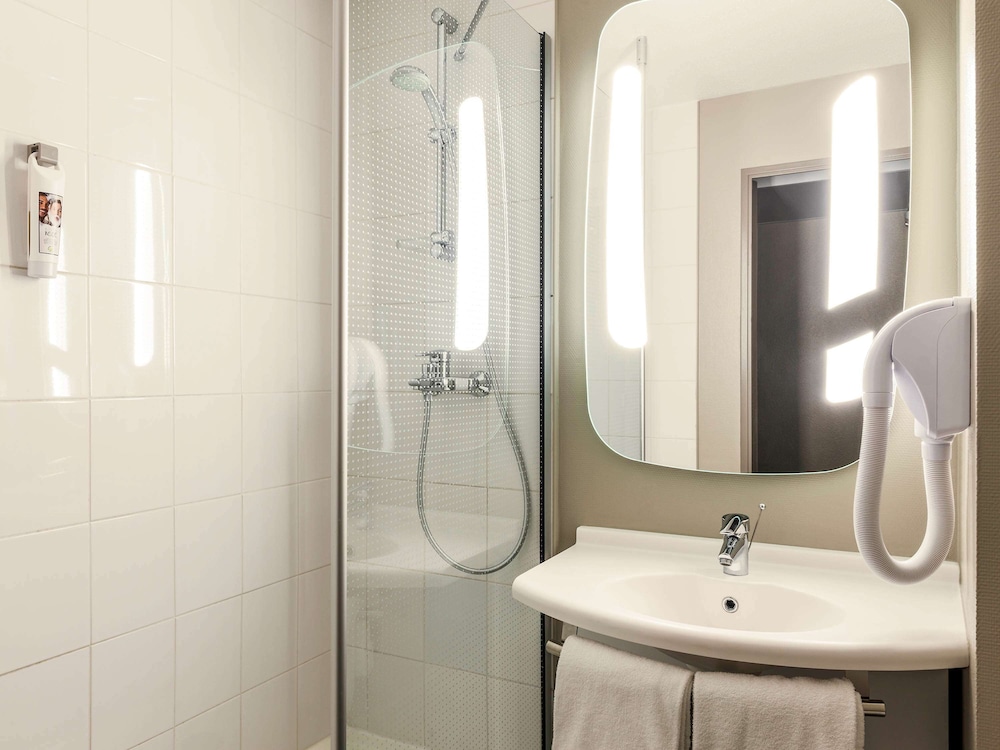 Ibis Massy 12/61