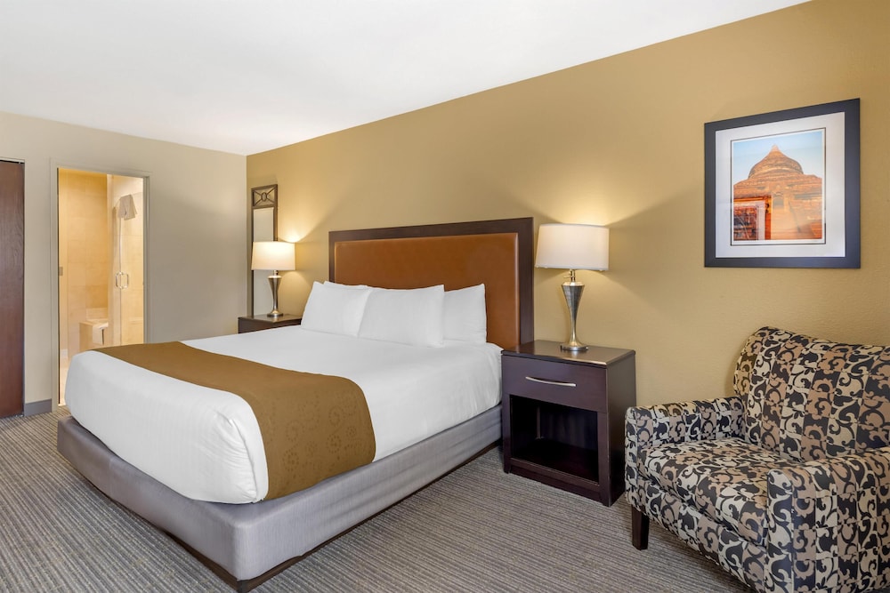 Suite, King Bed, Golf Course View, Living Area