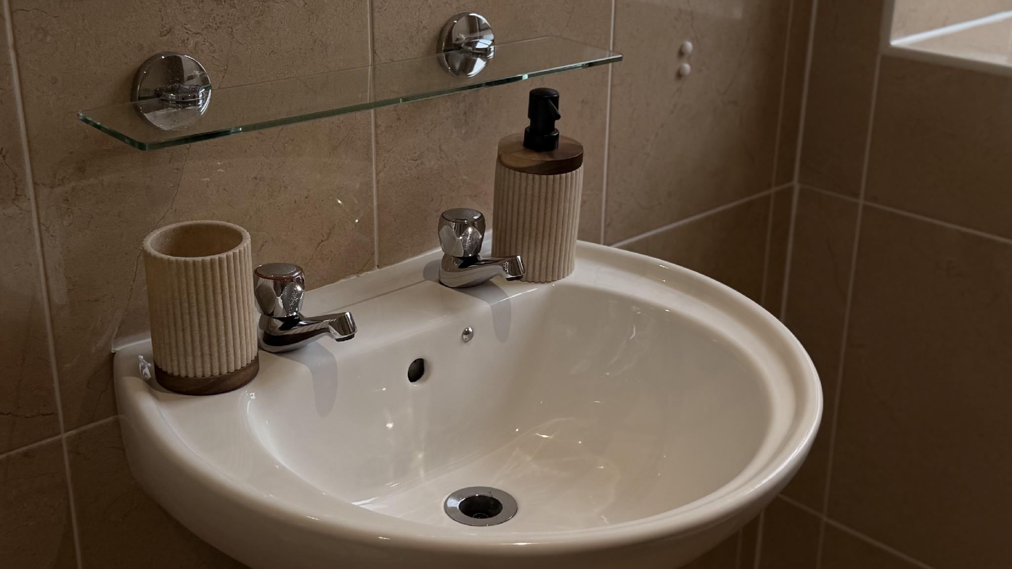 Family, 1 Double and 1 Single Bed, Waverley Guest House 2/2