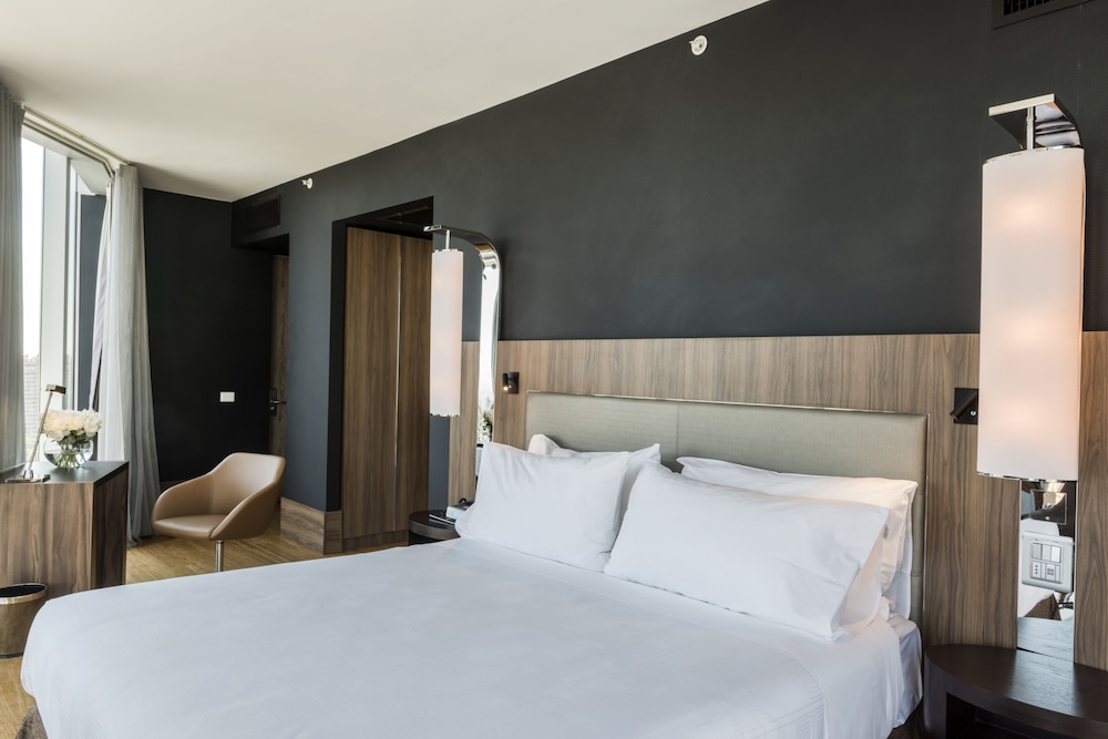 ICON HOTEL 11/58