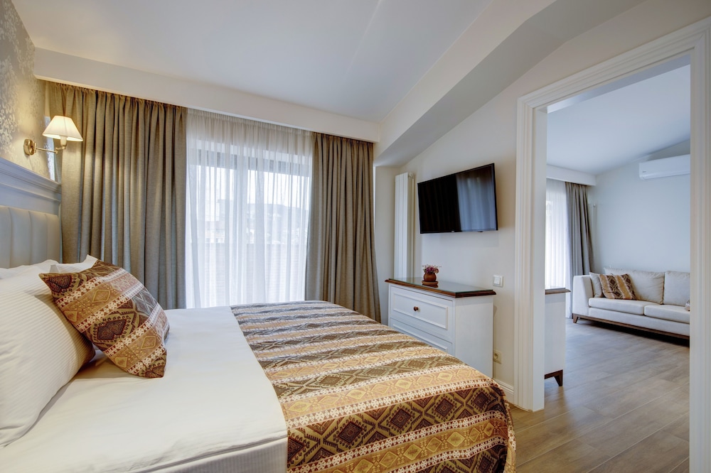 SUITE, CITY VIEW