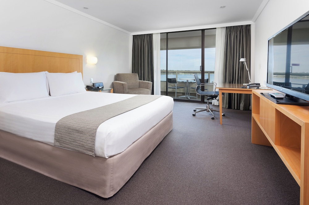 Swan, Premium, Queen Bed, River View, Balcony, High Floor