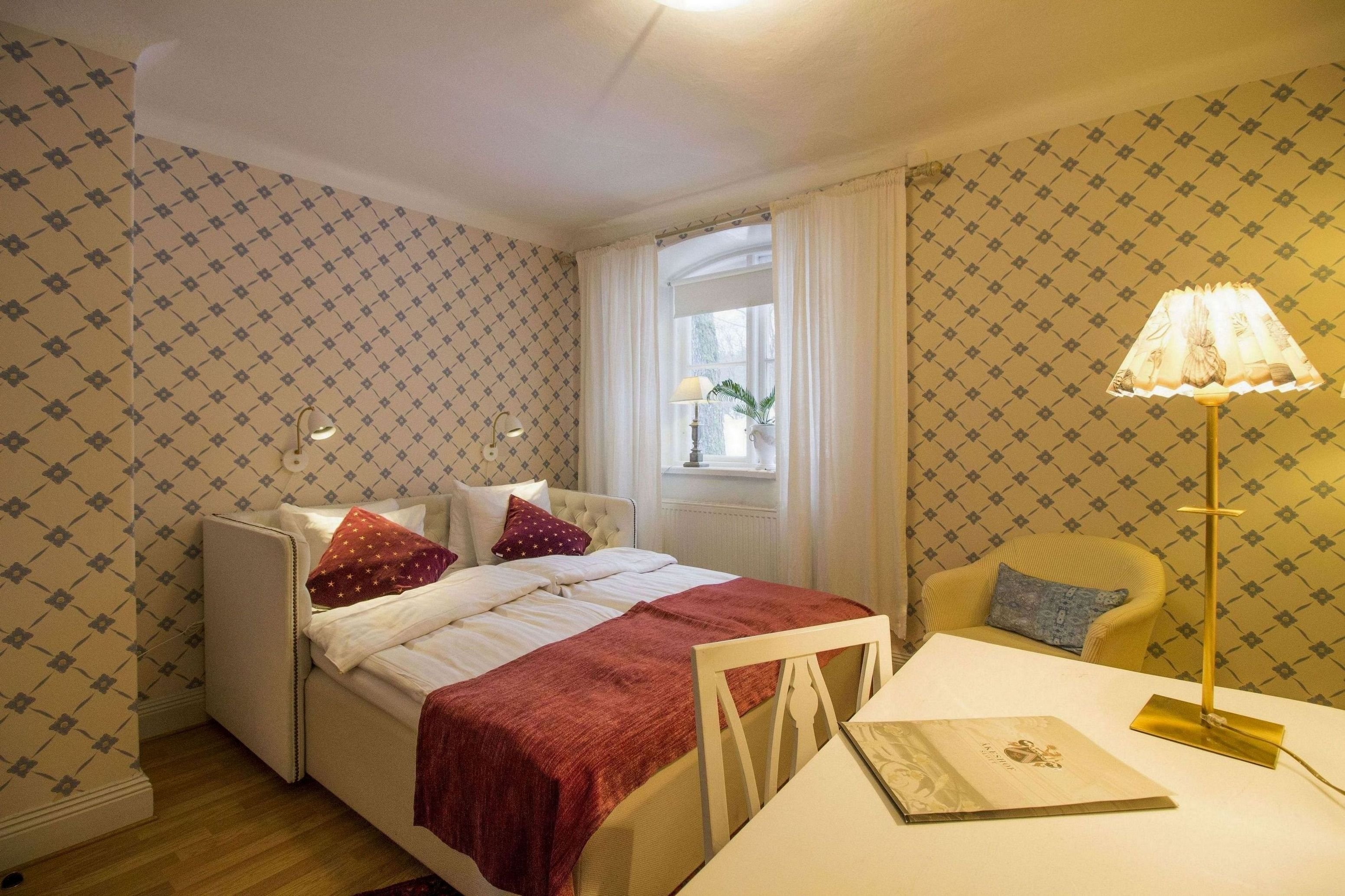 Standard, Queen Bed