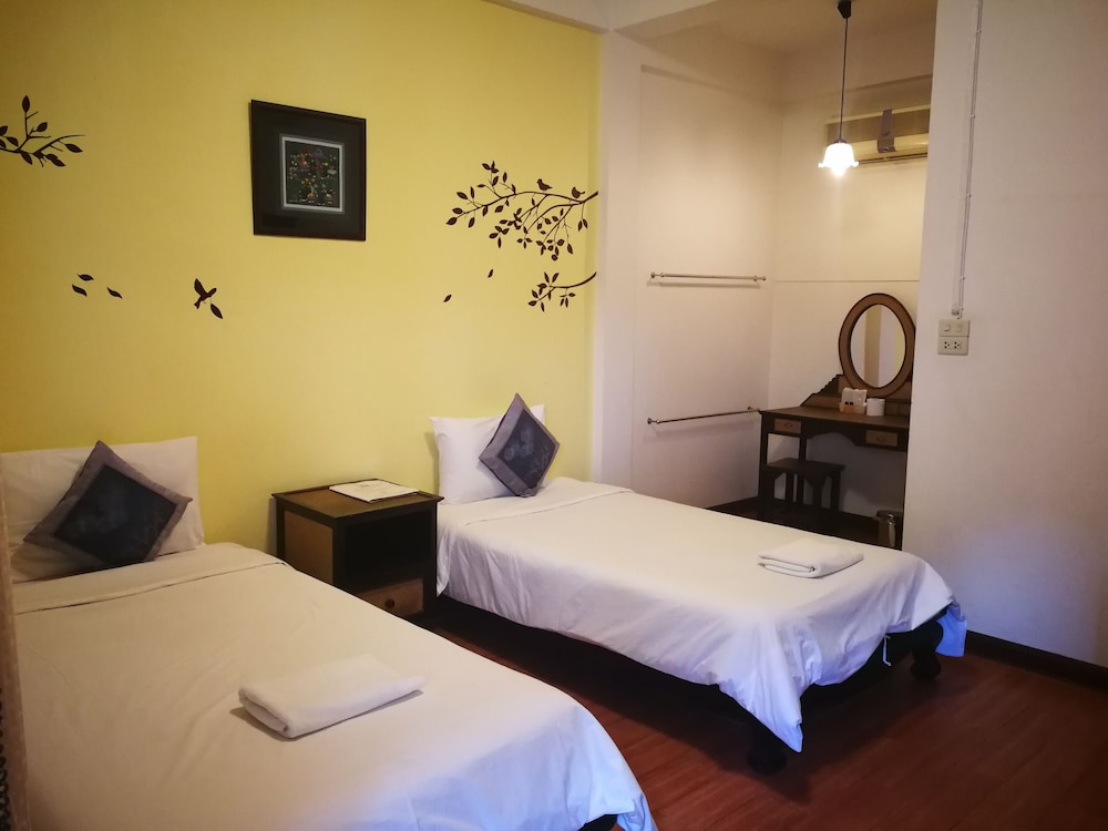 ROOM, TWIN BEDS
