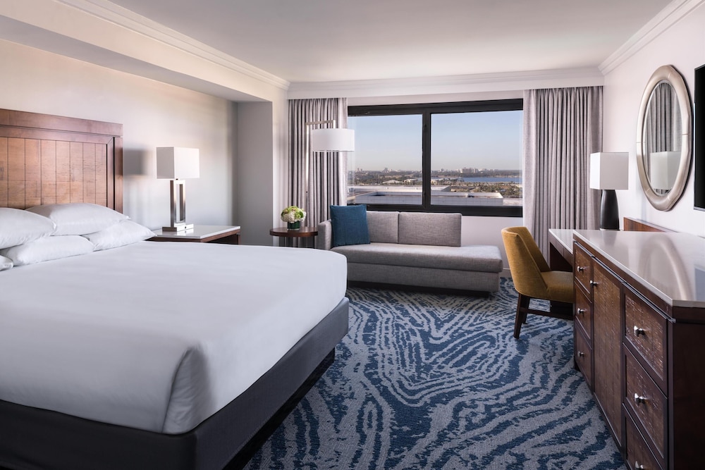 ROOM, KING BED, POOL VIEW