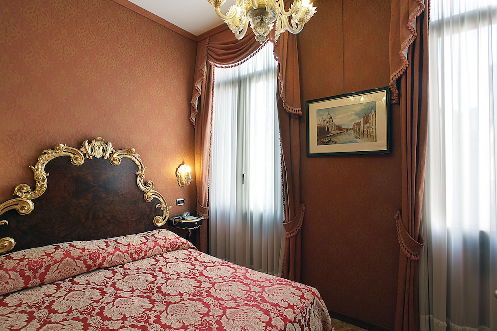 SUPERIOR, DOUBLE OR TWIN BED