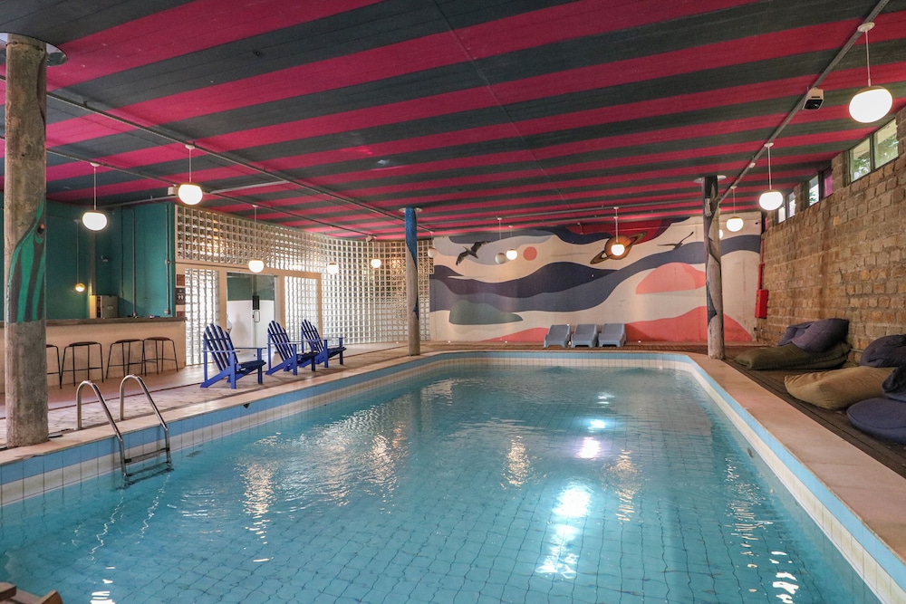 swimming pool spa