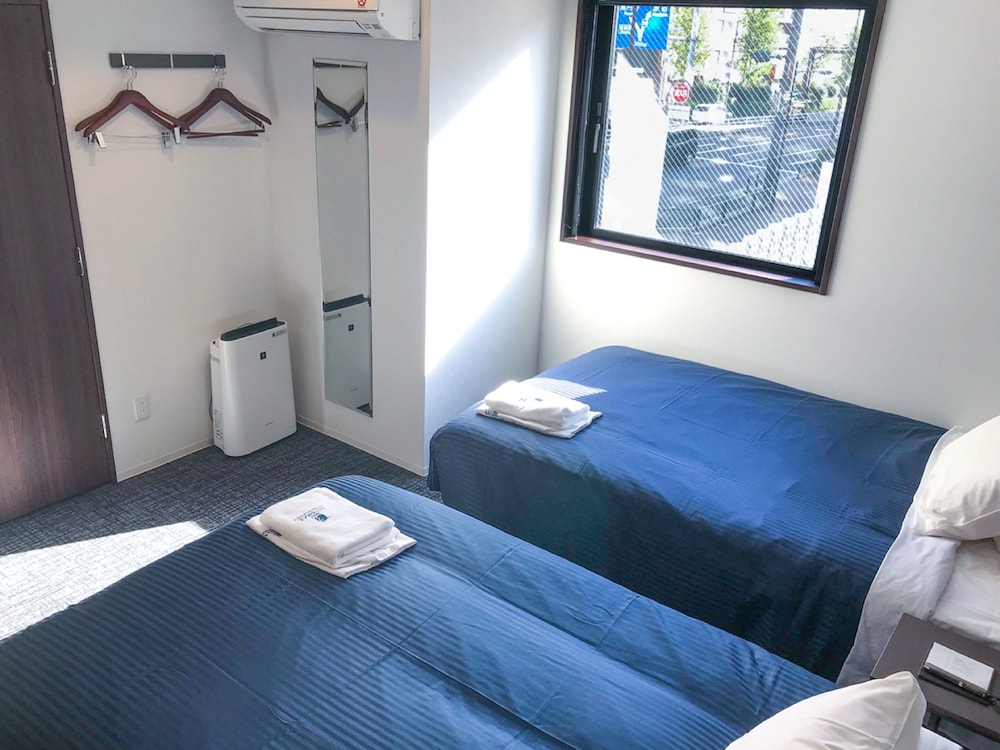 ROOM, TWIN BEDS